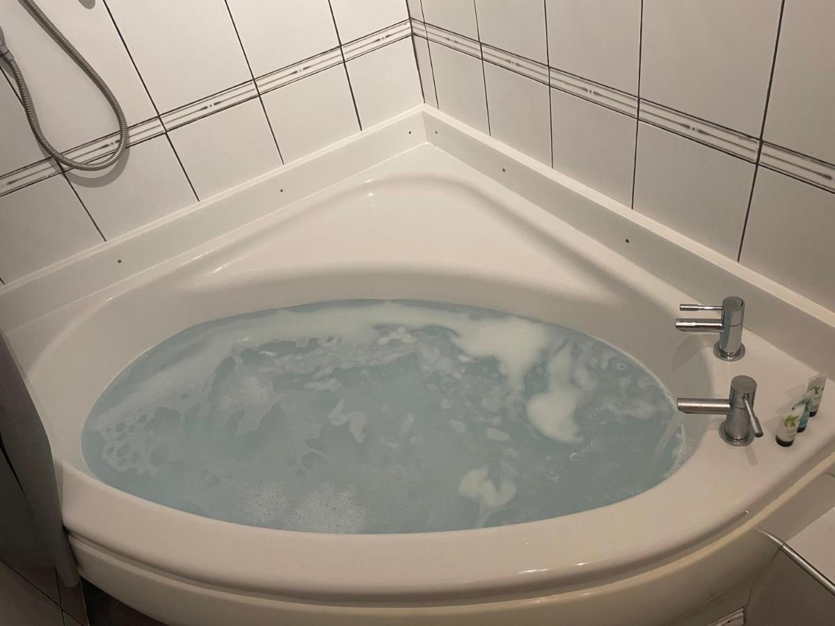 2 Bedrooms Entire Apartment Self Check In Kelty Екстер'єр фото